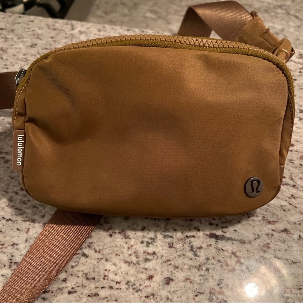 Lululemon everywhere belt bag